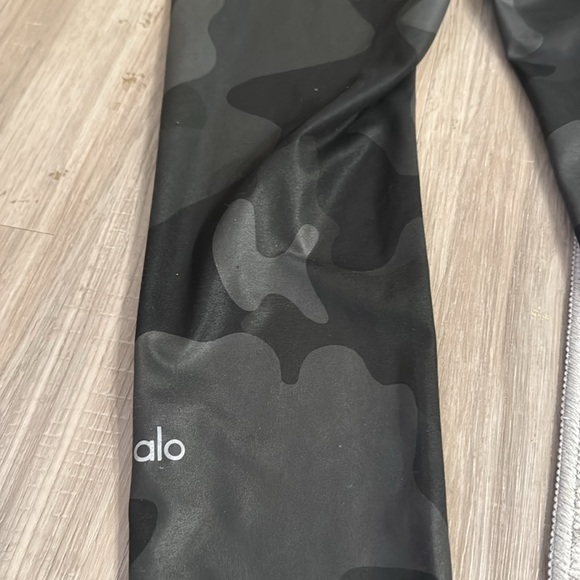 Alo Yoga black camouflage leggings size small - Picture 7 of 7